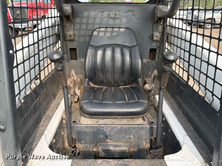 image for item FK3575 2005 Bobcat S220 skid steer loader