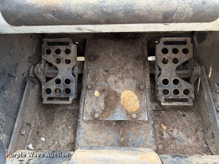 image for item FK3575 2005 Bobcat S220 skid steer loader