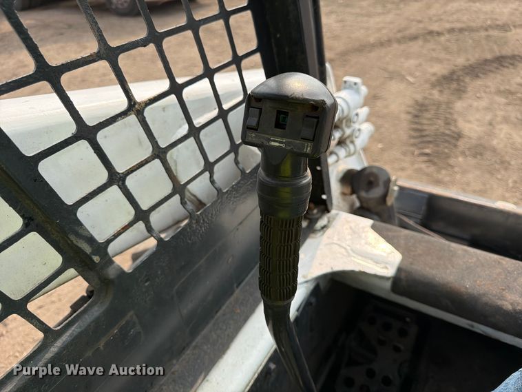 image for item FK3575 2005 Bobcat S220 skid steer loader