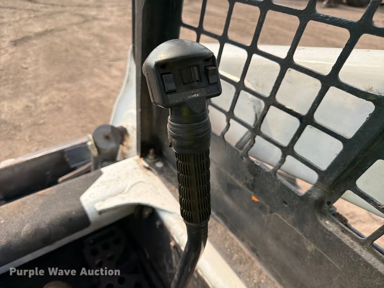 image for item FK3575 2005 Bobcat S220 skid steer loader