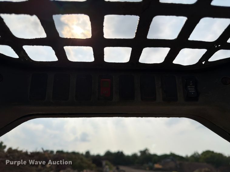 image for item FK3575 2005 Bobcat S220 skid steer loader