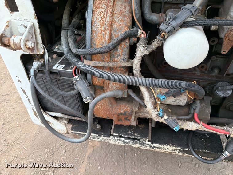 image for item FK3575 2005 Bobcat S220 skid steer loader