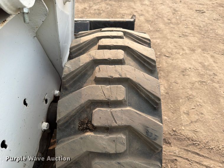 image for item FK3575 2005 Bobcat S220 skid steer loader