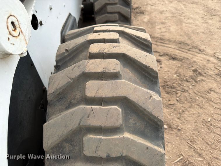 image for item FK3575 2005 Bobcat S220 skid steer loader
