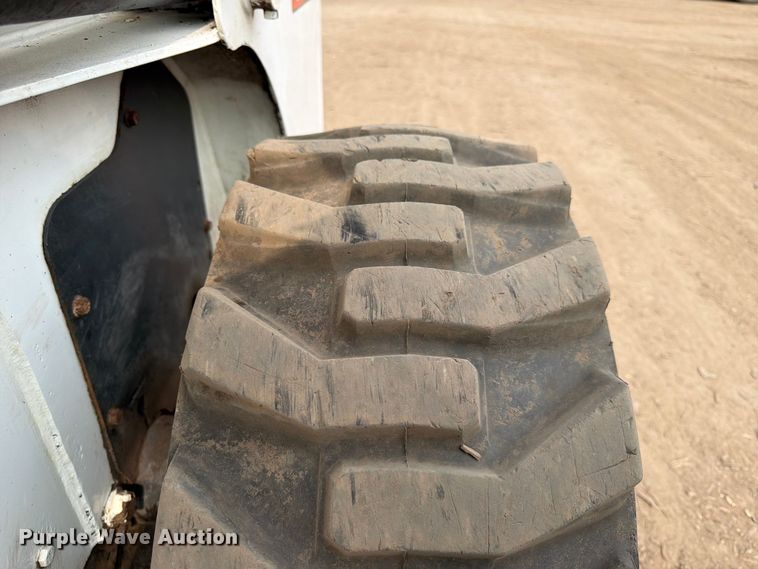 image for item FK3575 2005 Bobcat S220 skid steer loader