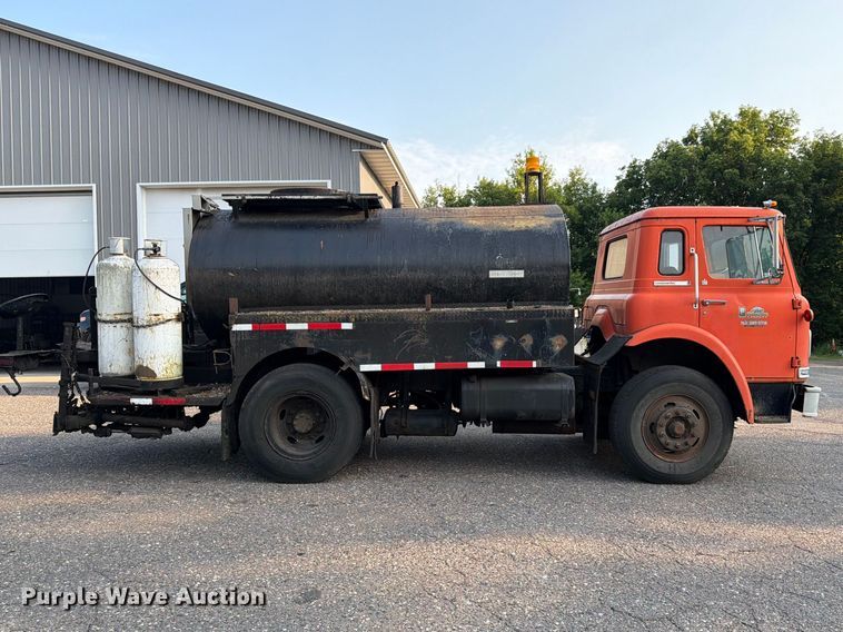 image for item FK3578 1979 International CO-1710B oil distributor truck