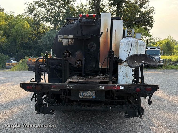 image for item FK3578 1979 International CO-1710B oil distributor truck