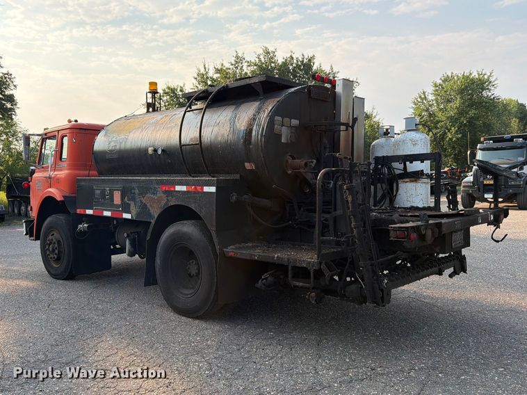 image for item FK3578 1979 International CO-1710B oil distributor truck