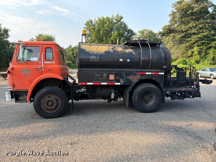 image for item FK3578 1979 International CO-1710B oil distributor truck