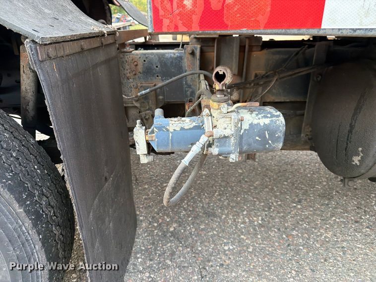 image for item FK3578 1979 International CO-1710B oil distributor truck