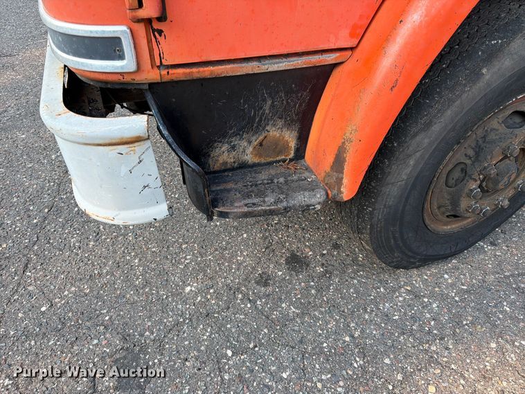 image for item FK3578 1979 International CO-1710B oil distributor truck