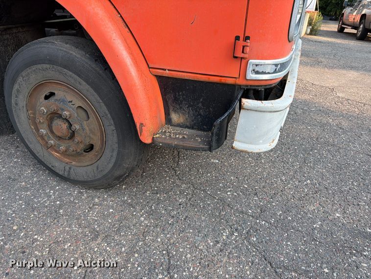 image for item FK3578 1979 International CO-1710B oil distributor truck