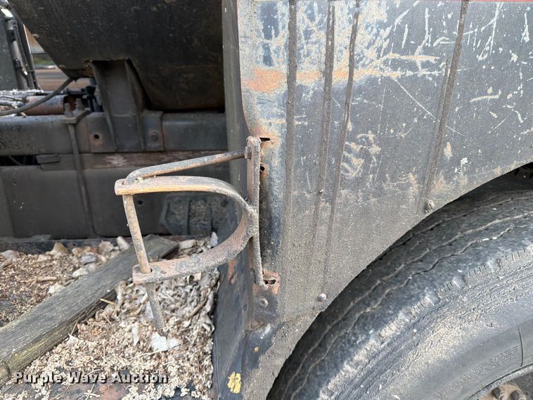 image for item FK3578 1979 International CO-1710B oil distributor truck