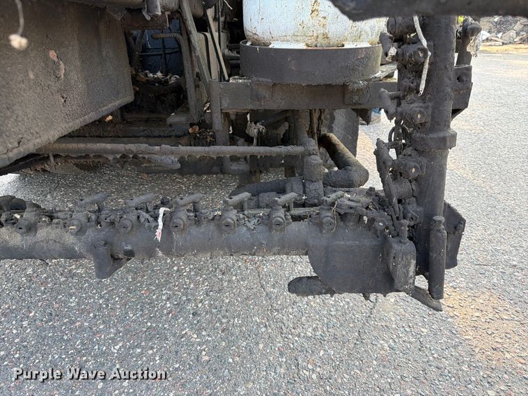 image for item FK3578 1979 International CO-1710B oil distributor truck