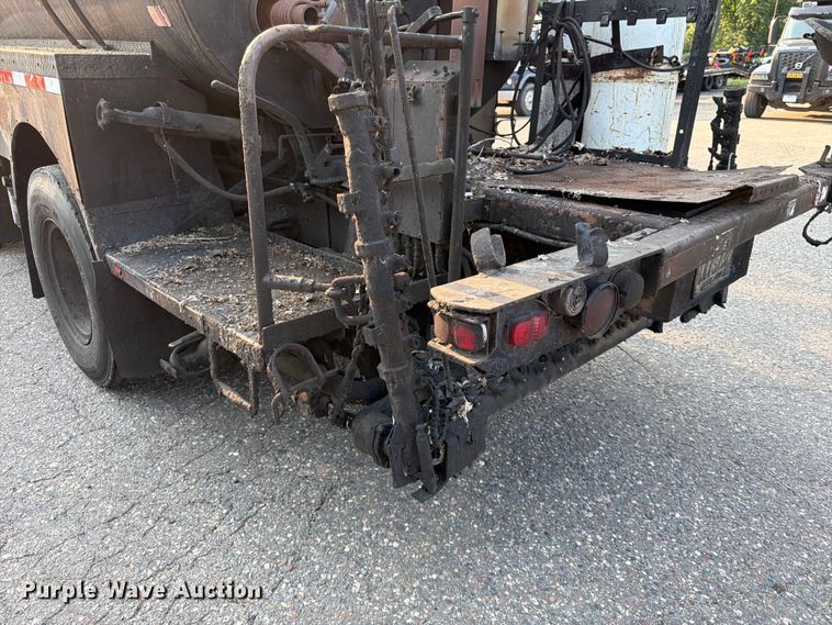 image for item FK3578 1979 International CO-1710B oil distributor truck