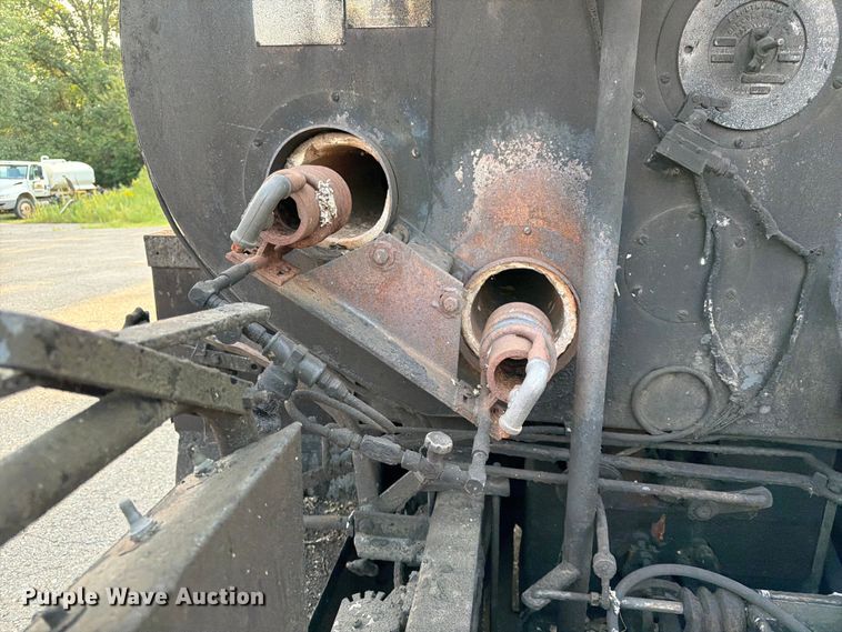 image for item FK3578 1979 International CO-1710B oil distributor truck