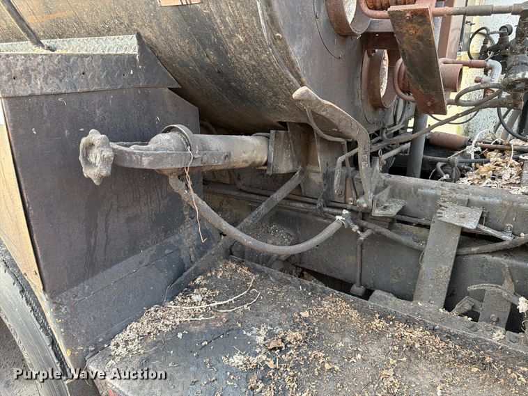 image for item FK3578 1979 International CO-1710B oil distributor truck