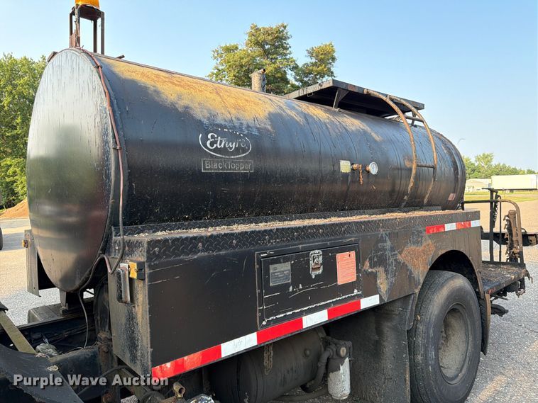 image for item FK3578 1979 International CO-1710B oil distributor truck