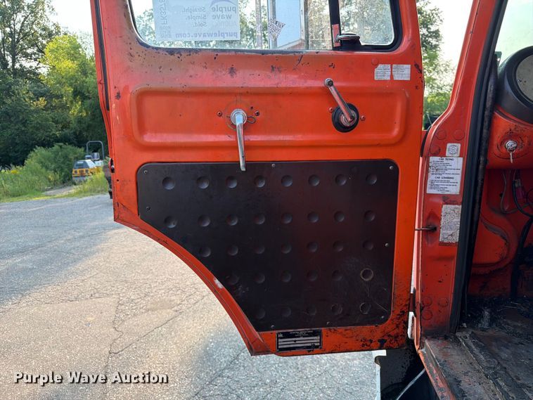 image for item FK3578 1979 International CO-1710B oil distributor truck
