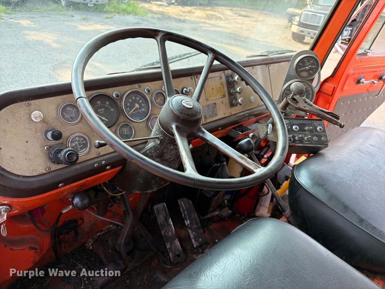 image for item FK3578 1979 International CO-1710B oil distributor truck