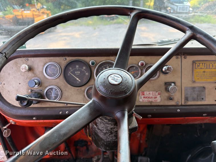 image for item FK3578 1979 International CO-1710B oil distributor truck