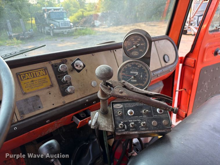 image for item FK3578 1979 International CO-1710B oil distributor truck