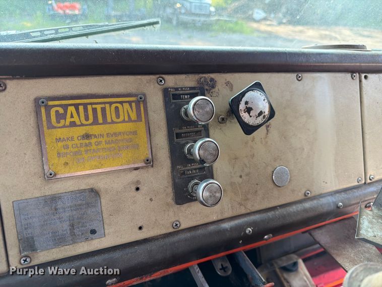 image for item FK3578 1979 International CO-1710B oil distributor truck