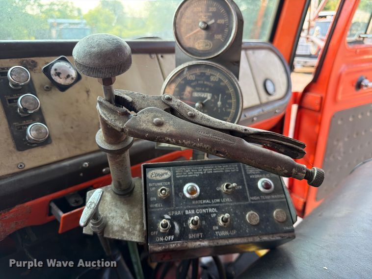 image for item FK3578 1979 International CO-1710B oil distributor truck