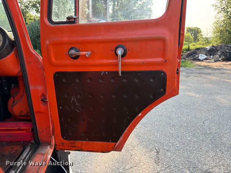 image for item FK3578 1979 International CO-1710B oil distributor truck