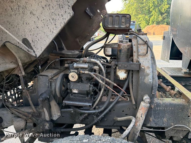 image for item FK3578 1979 International CO-1710B oil distributor truck