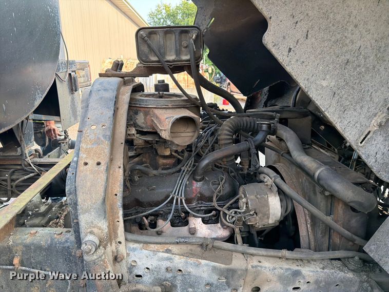 image for item FK3578 1979 International CO-1710B oil distributor truck