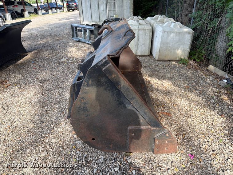 image for item FK3609 Skid loader bucket