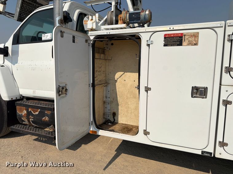 image for item FK4562 2009 GMC C8500 bucket truck