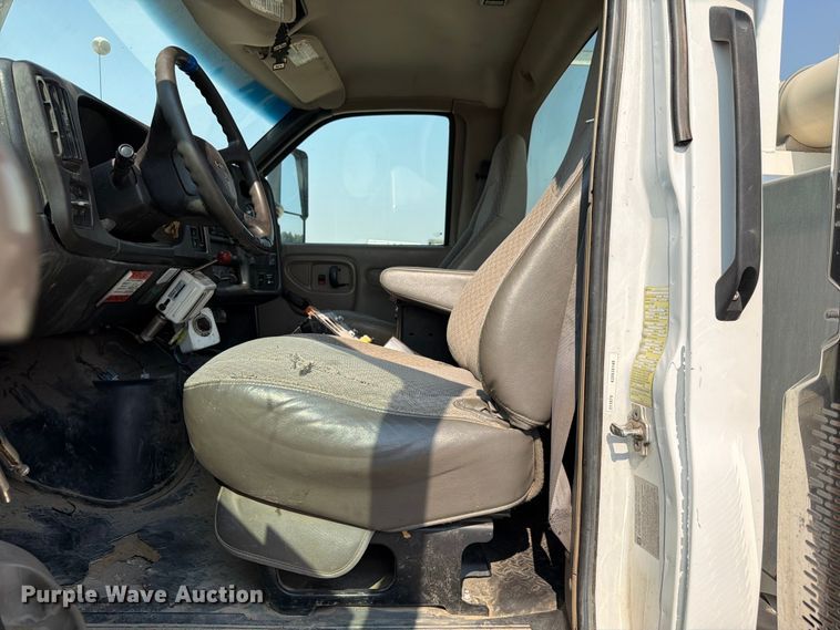 image for item FK4562 2009 GMC C8500 bucket truck