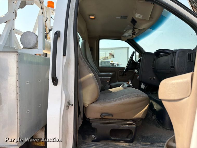 image for item FK4562 2009 GMC C8500 bucket truck