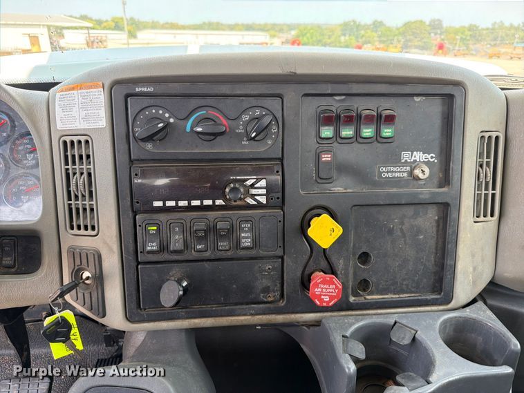 image for item FK5043 2018 International WorkStar 7500 bucket truck
