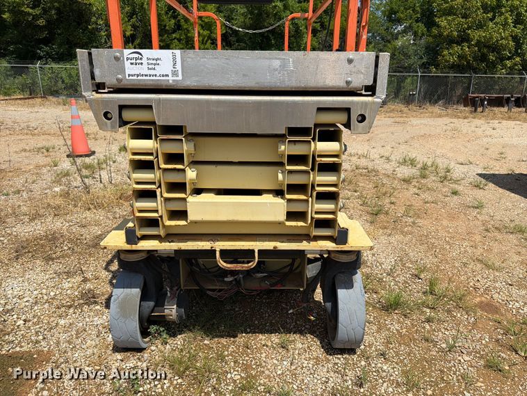 image for item FN2037 2014 JLG 3246ES scissor lift