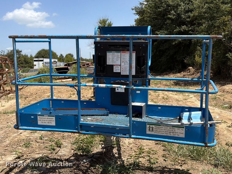 image for item FN2041 2000 Genie S-125 boom lift