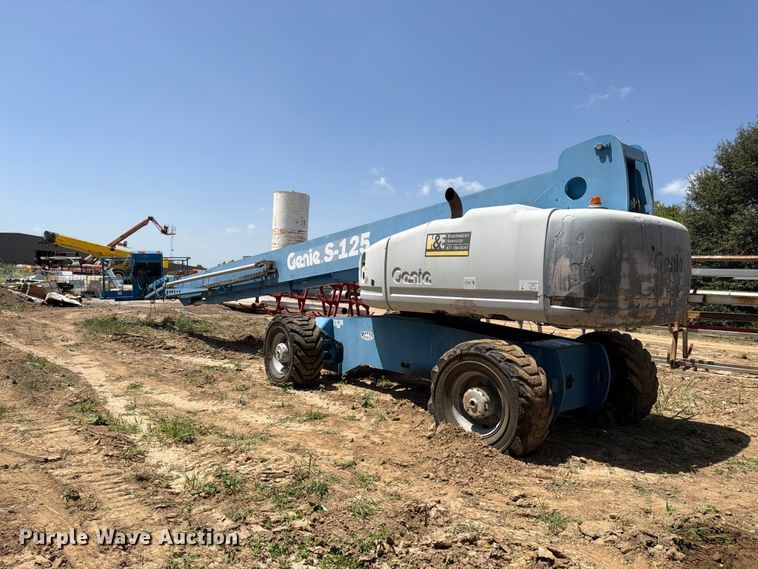 image for item FN2041 2000 Genie S-125 boom lift