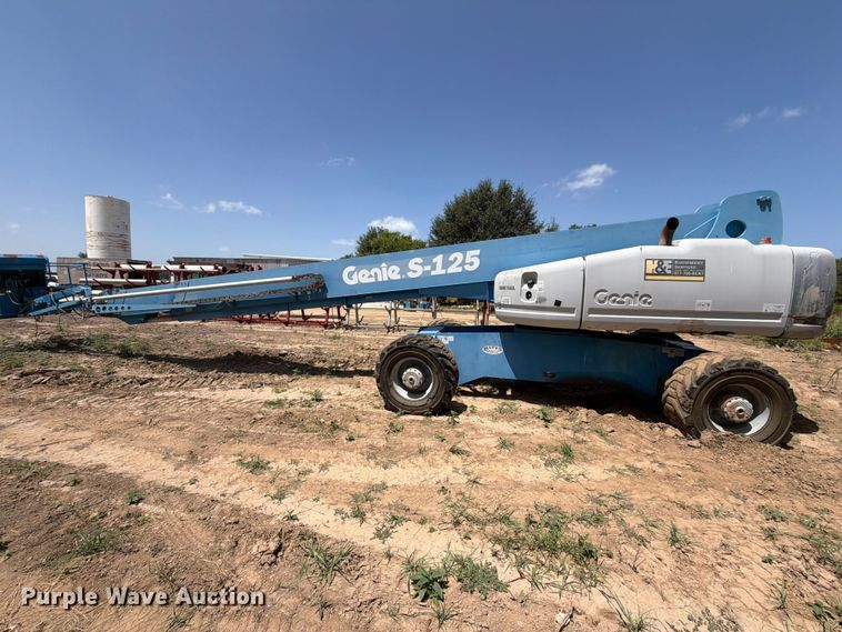 image for item FN2041 2000 Genie S-125 boom lift