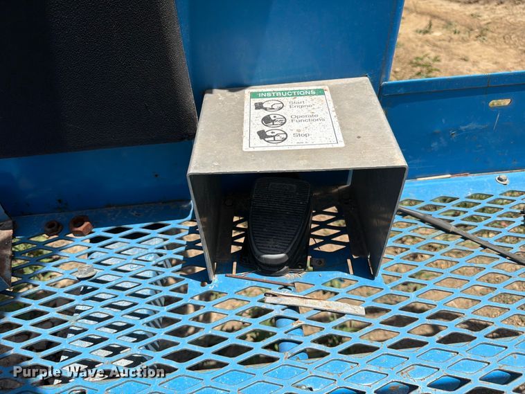 image for item FN2041 2000 Genie S-125 boom lift