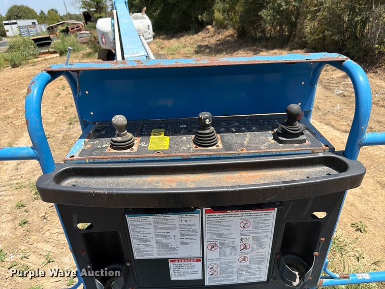 image for item FN2041 2000 Genie S-125 boom lift