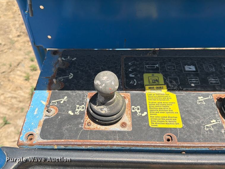 image for item FN2041 2000 Genie S-125 boom lift
