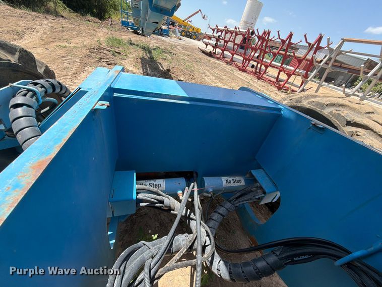image for item FN2041 2000 Genie S-125 boom lift