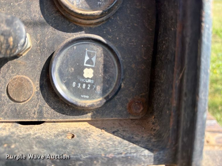 image for item FN2551 1994 John Deere 750 BLT dozer