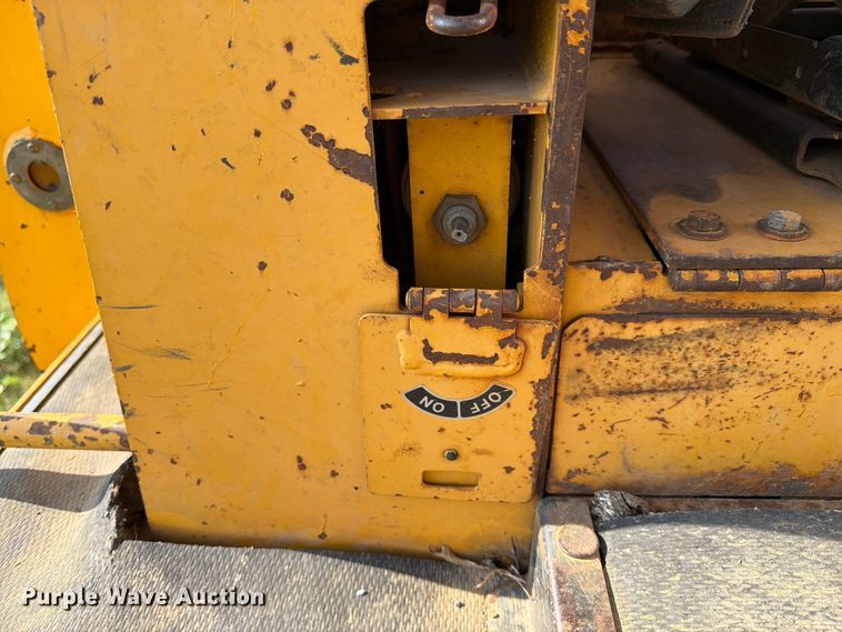 image for item FN2551 1994 John Deere 750 BLT dozer