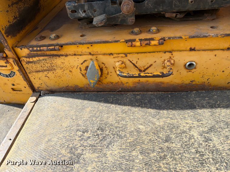 image for item FN2551 1994 John Deere 750 BLT dozer