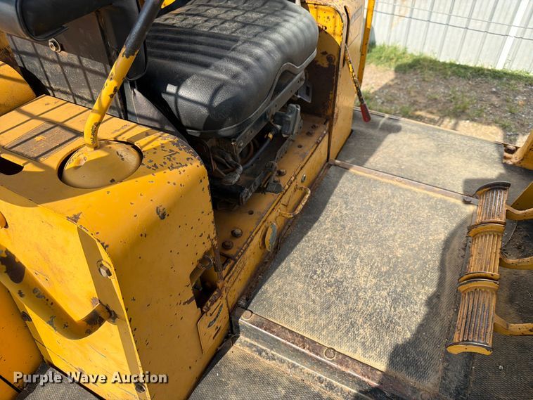 image for item FN2551 1994 John Deere 750 BLT dozer