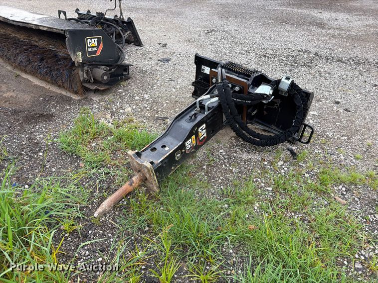 2023 Caterpillar B6 skid steer breaker