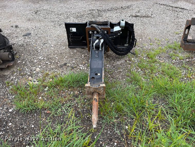 image for item FN5790 2023 Caterpillar B6 skid steer breaker
